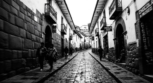 Calle de piedra de Cusco en blanco y negro