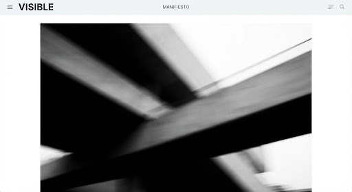 Arquitectura abstracta en blanco y negro con sensación de movimiento