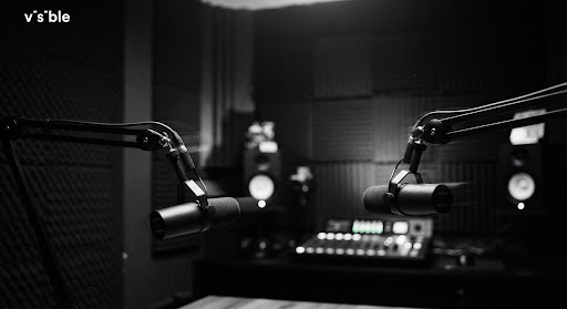 Estudio profesional de podcast en blanco y negro