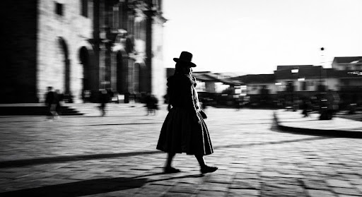 Figura en una plaza histórica de Cusco
